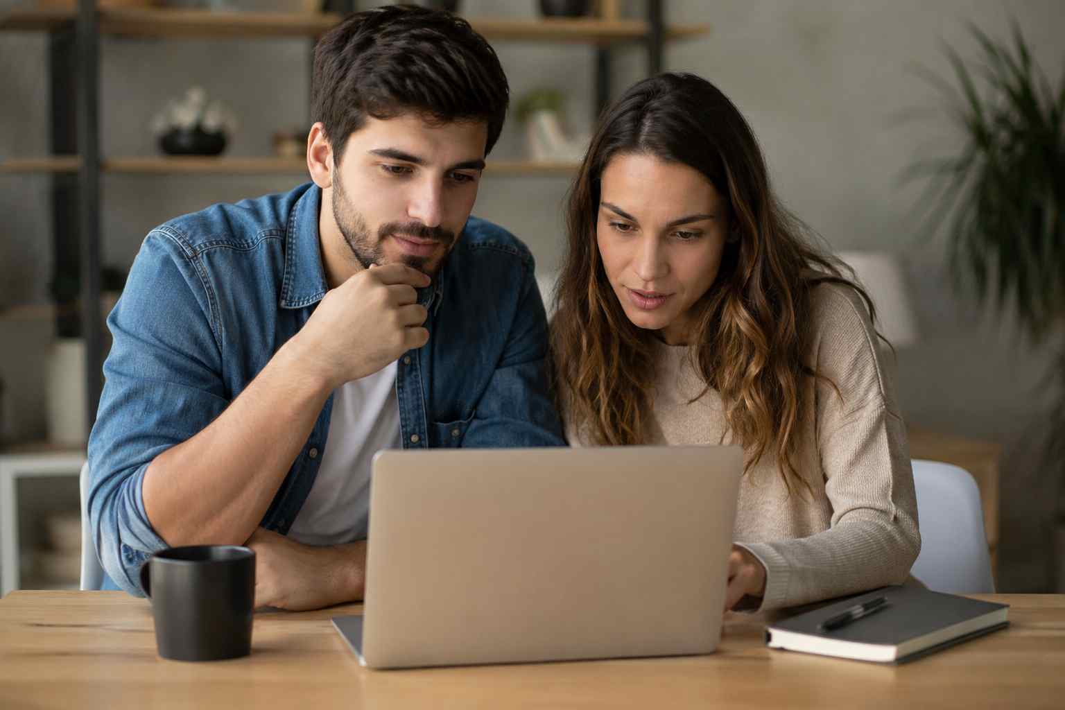 couple recherchant des infos sur internet
