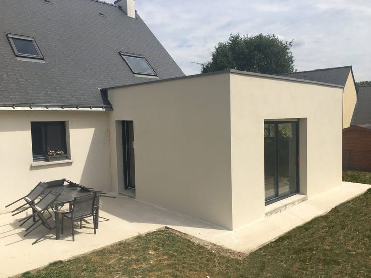 extension d'une maison en L avec fenêtre et finition crépi beige