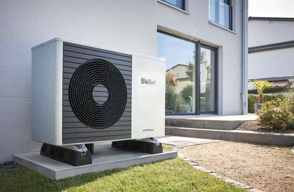 unité extérieure de pompe à chaleur air-eau installée dans un jardin