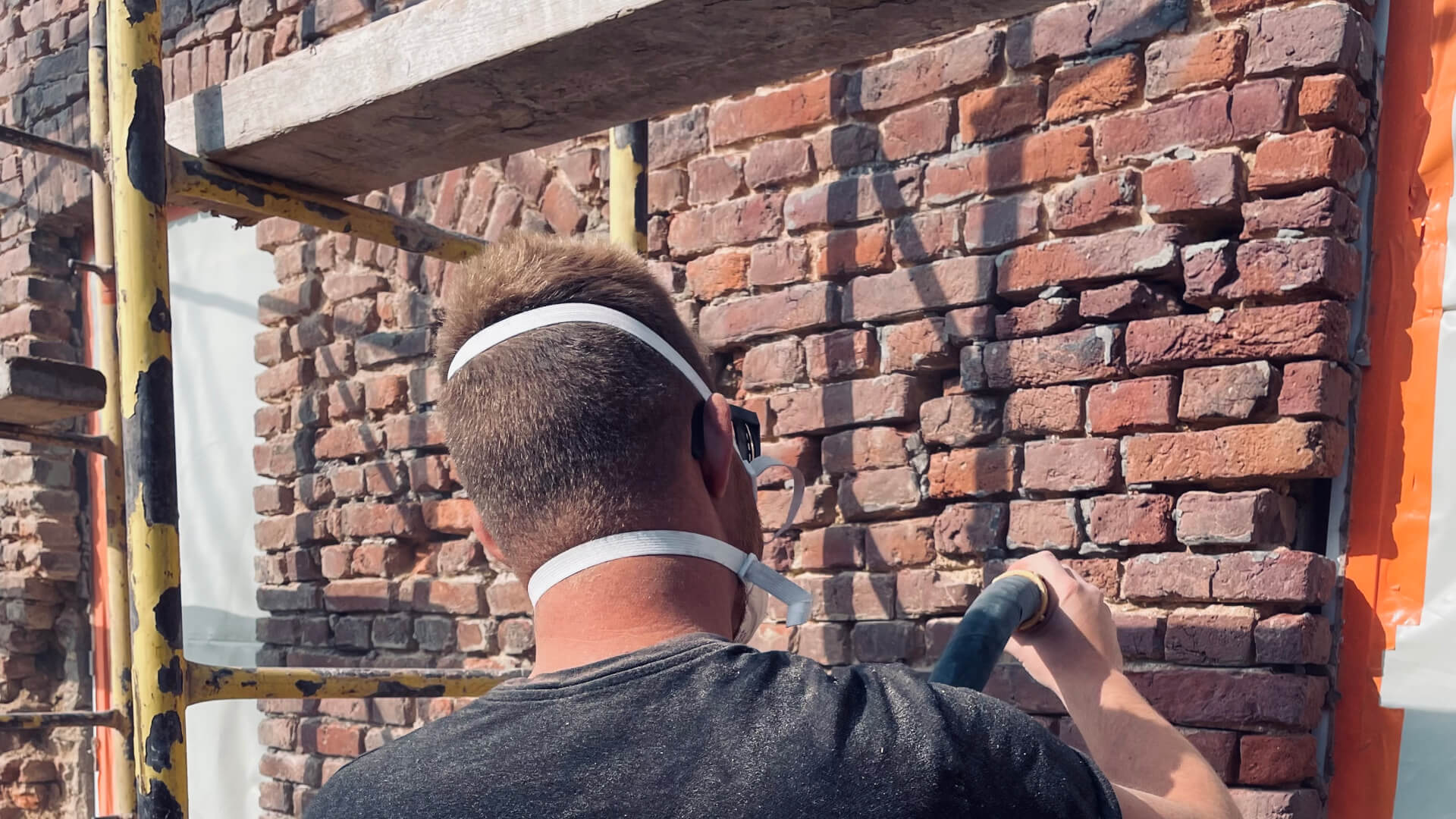 Produit nettoyant briques mur maison