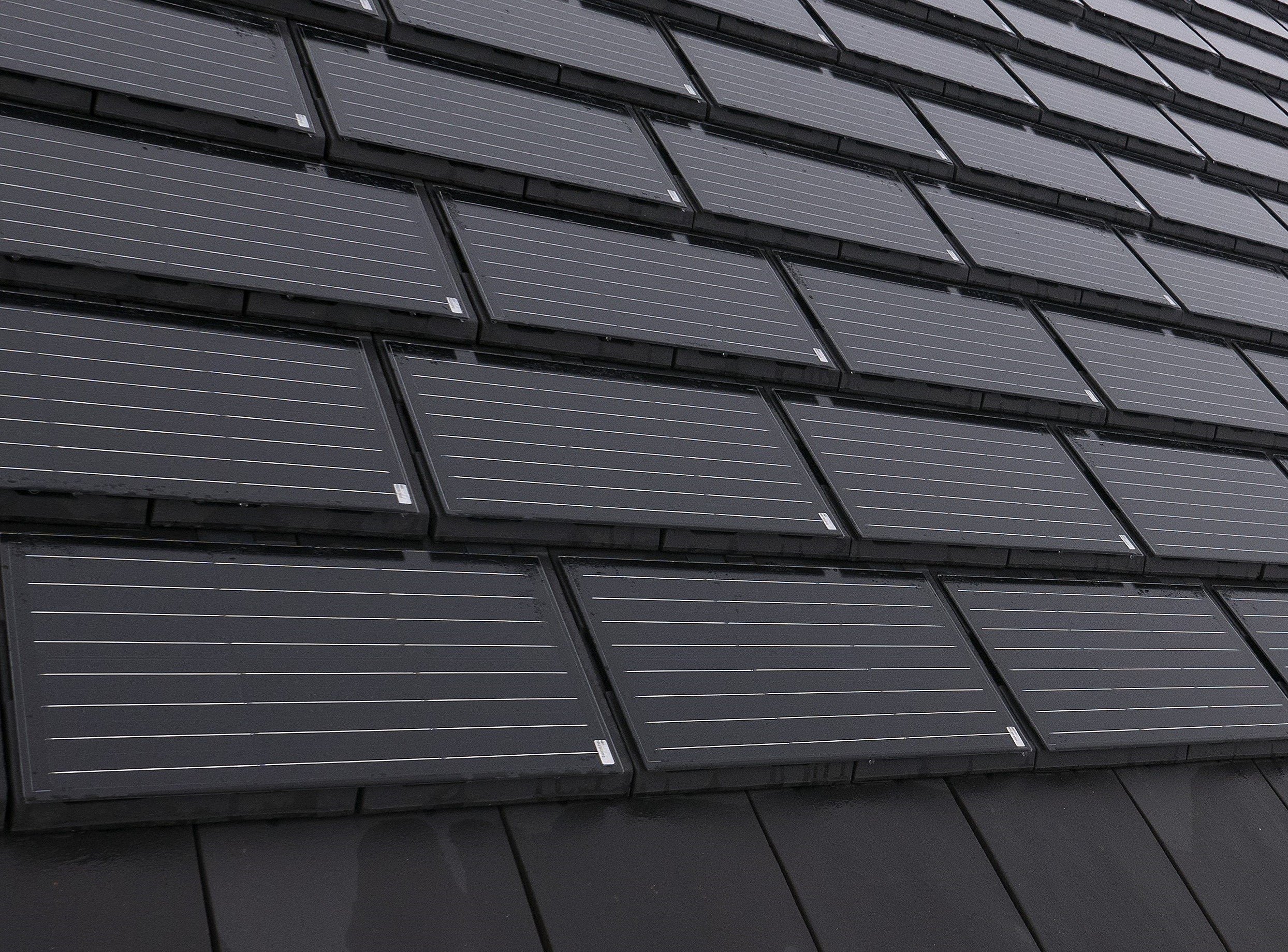 Tuiles solaires de couleur noires