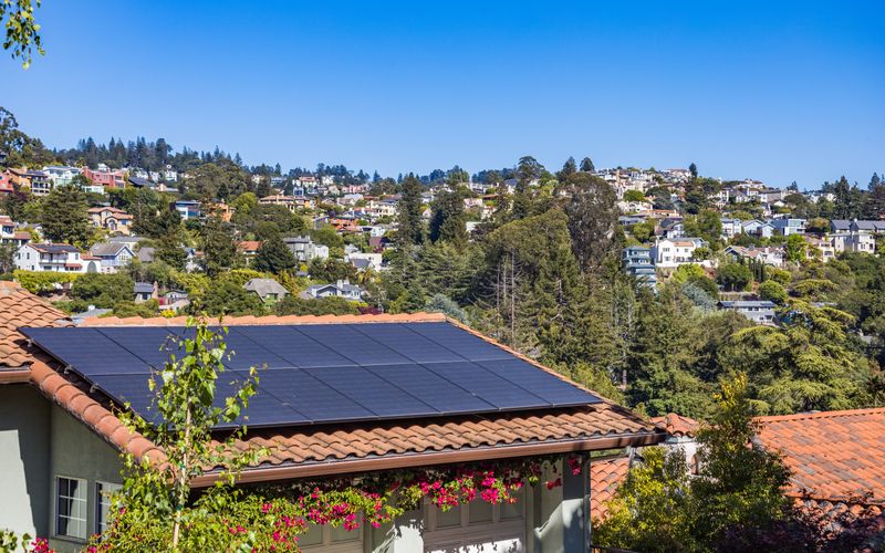 Maison individuelle équipée de panneaux solaires sur le toit