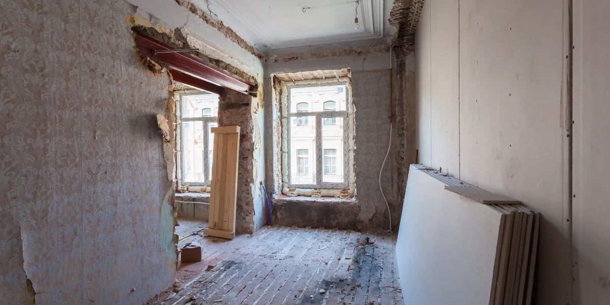 Maison neuve contemporaine à côté d'une maison ancienne en cours de rénovation