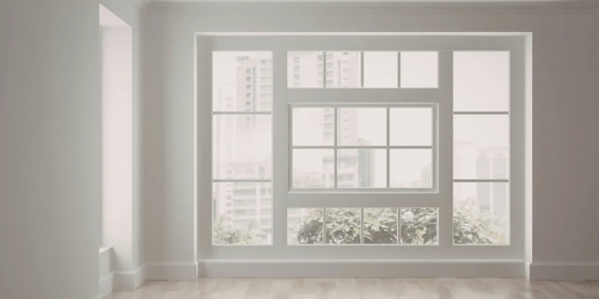 Maison neuve à ossature bois avec larges baies vitrées et protections solaires
