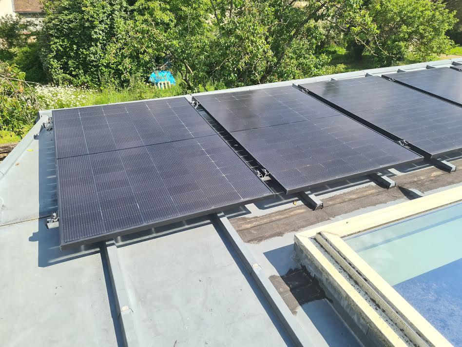 Panneaux solaires sur toiture en zinc à Bièvres – photo 1
