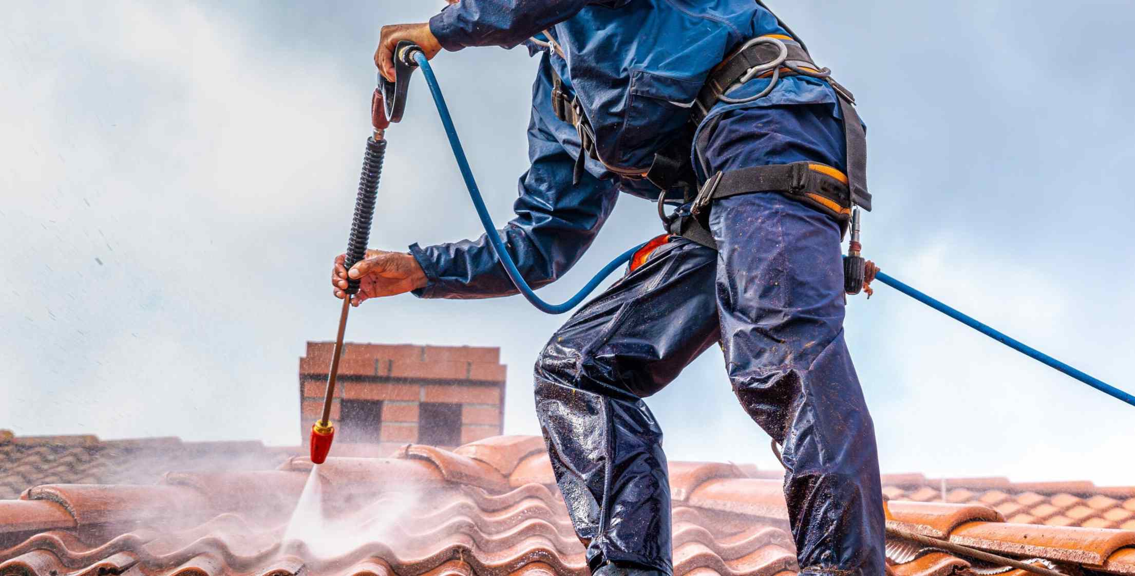 Toiture mousseuse et en train d'être nettoyer au karcher