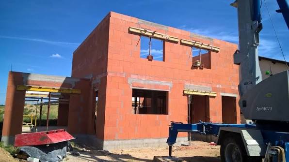 Construction du gros oeuvres d'une maison plein pied moderne