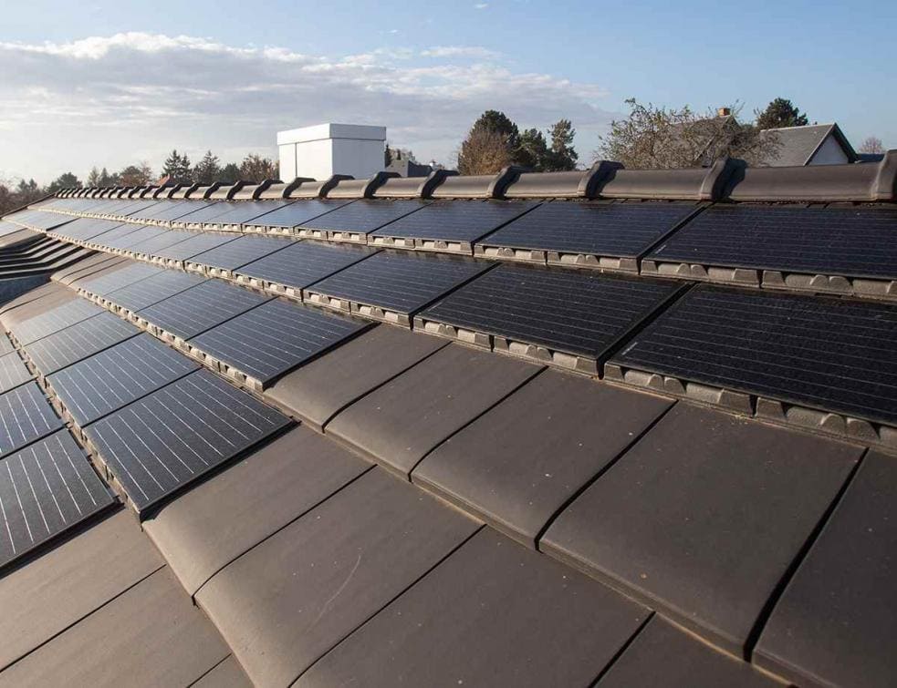 Tuiles solaires noires Edilians installées sur une toiture résidentielle