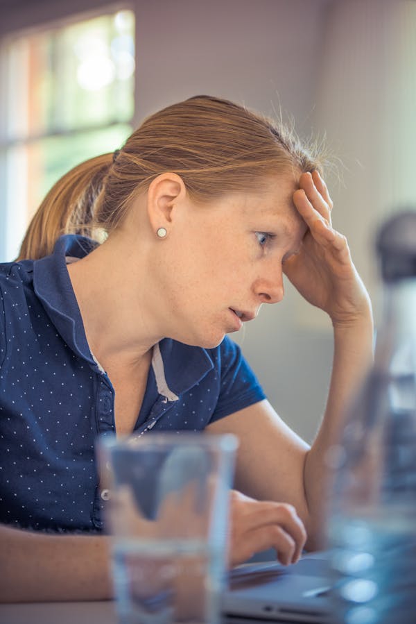 Femme s'interrogeant sur les aides pour installer des panneaux solaires