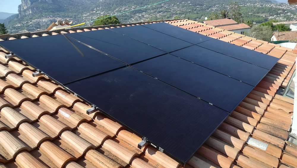 panneaux solaire sur le toit d'un pavillon