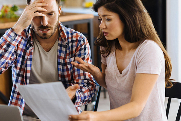 Couple inquiet face à des factures d'énergie élevées