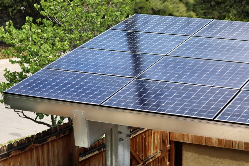 Pergola solaire vue de l'extérieur avec ses panneaux photovoltaïques