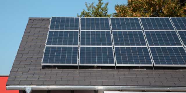 Panneaux photovoltaïques installés sur une toiture en ardoise