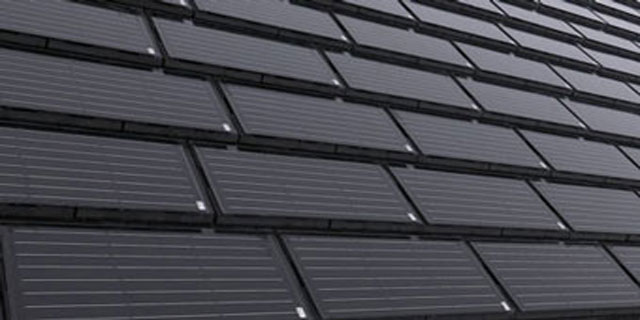 Tuile solaire noire Edilians intégrée à une toiture