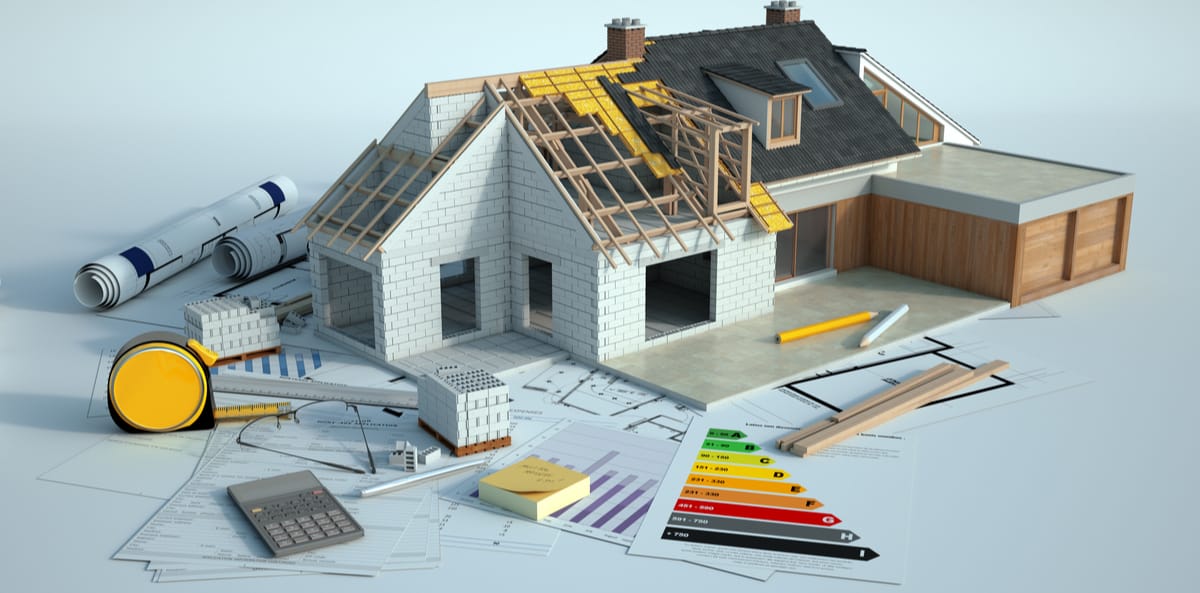 Maquette de maison en travaux illustrant la rénovation énergétique globale d'un logement
