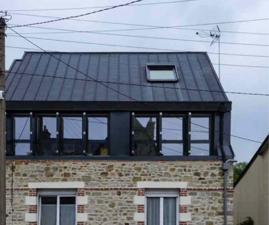rehaussement d'une maison à versailles avec toiture en zinc et velux