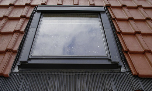 Fenêtre Velux posée et finalisée sur une toiture